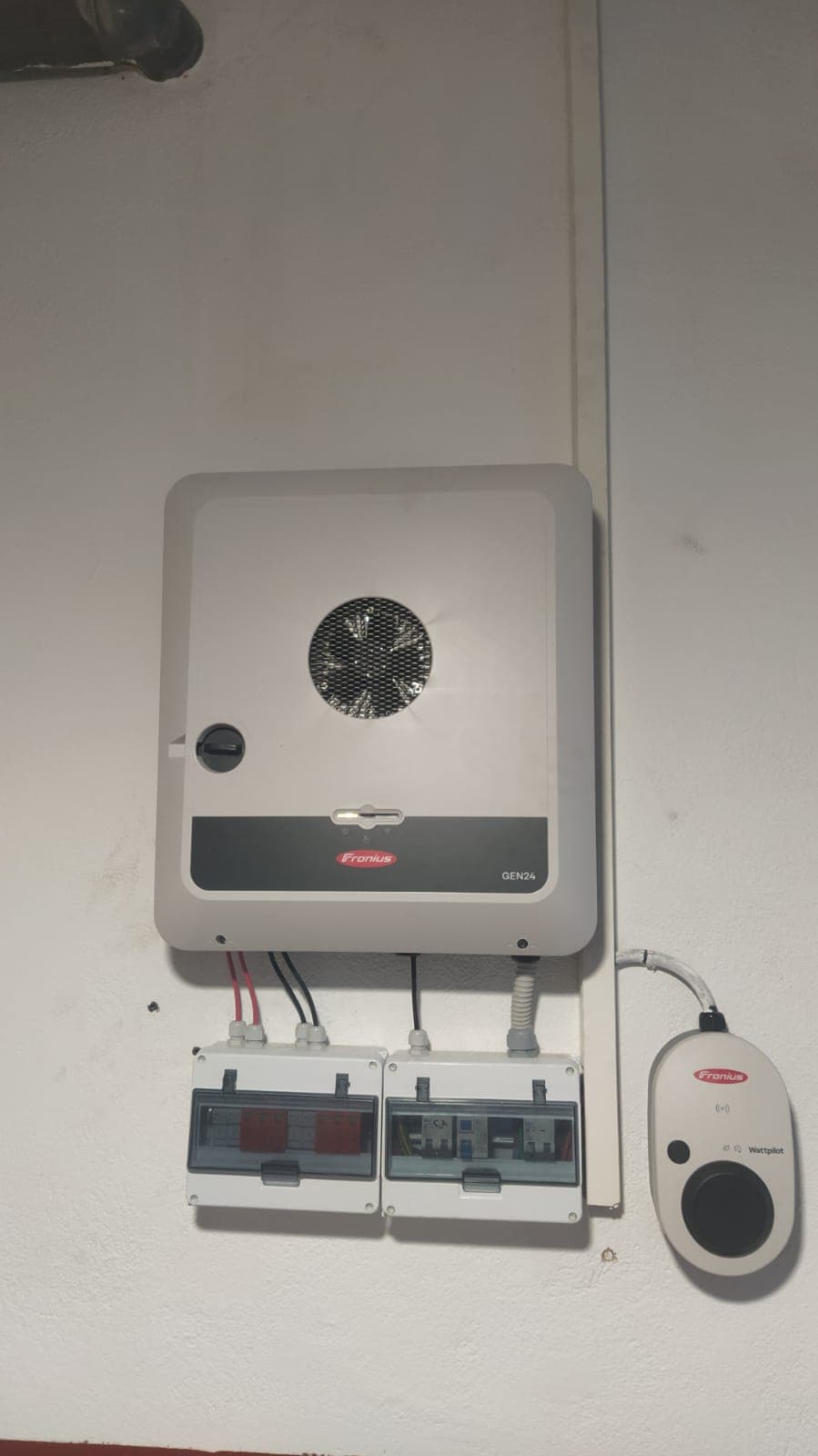 Inversor y cargador de vehículo eléctrico instalados